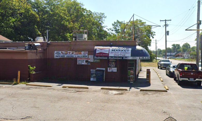 Robbery Suspect and Armed Victim Both Shot After Struggle Over Gun in Missouri Market Robbery Suspect and Armed Victim Both Shot After Struggle Over Gun in Missouri Market